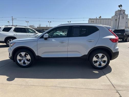 2020 Volvo XC40 T5 Momentum