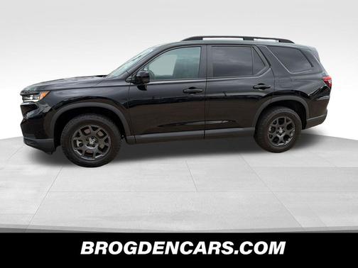 Crystal Black Pearl 2025 Honda Pilot TrailSport