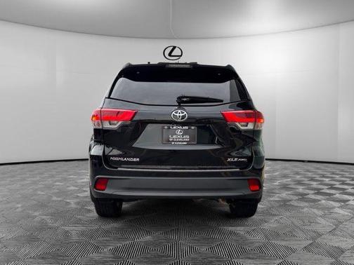 Midnight Black Metallic 2018 Toyota Highlander XLE