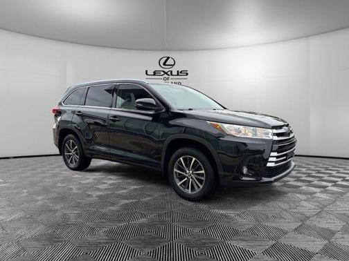 Midnight Black Metallic 2018 Toyota Highlander XLE