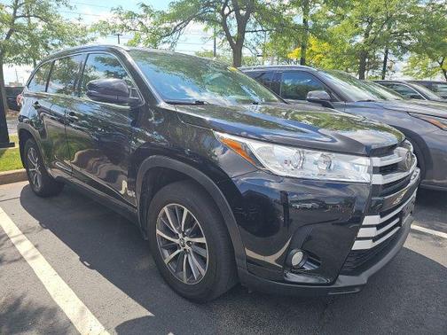 Midnight Black Metallic 2018 Toyota Highlander XLE