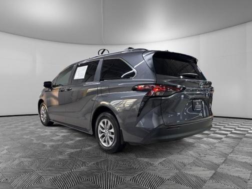 2025 Toyota Sienna LE