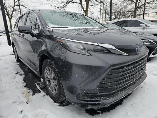 2025 Toyota Sienna LE