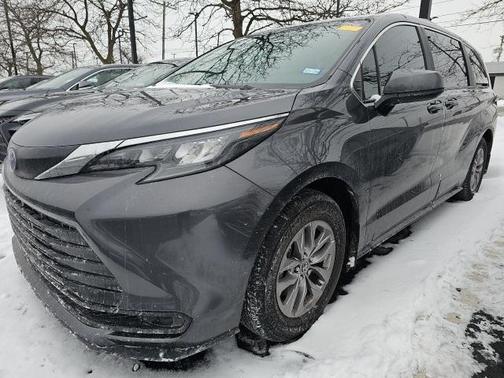 2025 Toyota Sienna LE