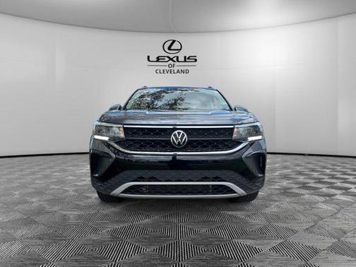 Platinum Gray Metallic 2022 Volkswagen Taos 1.5T SE