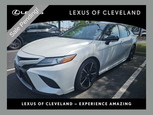 Midnight Black Metallic/Wind Chill 2018 Toyota Camry XSE