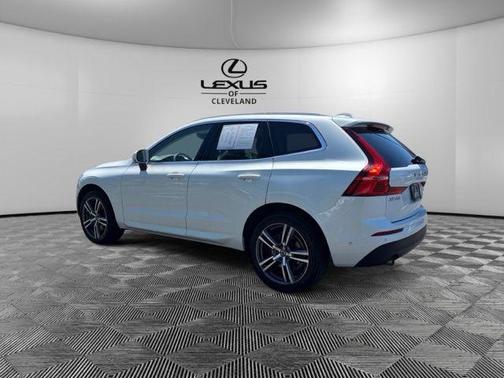 Crystal White Pearl 2019 Volvo XC60 T6 Momentum