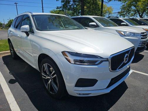 Crystal White Pearl 2019 Volvo XC60 T6 Momentum