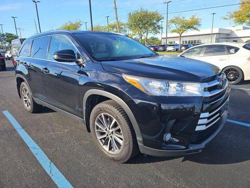 Midnight Black Metallic 2019 Toyota Highlander XLE