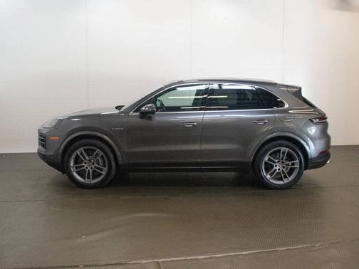 Quartzite Grey Metallic 2026 Porsche Cayenne