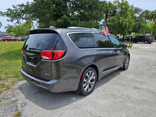 Gray 2017 Chrysler Pacifica Limited