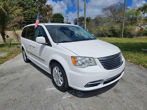 2016 Chrysler Town & Country Touring