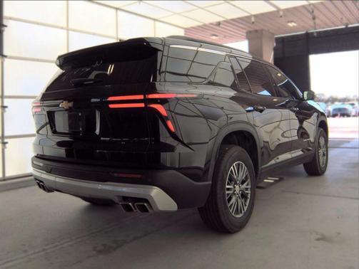Mosaic Black Metallic 2024 Chevrolet Traverse LT