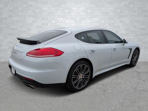 2016 Porsche Panamera 4 Edition