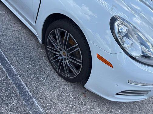 2016 Porsche Panamera 4 Edition