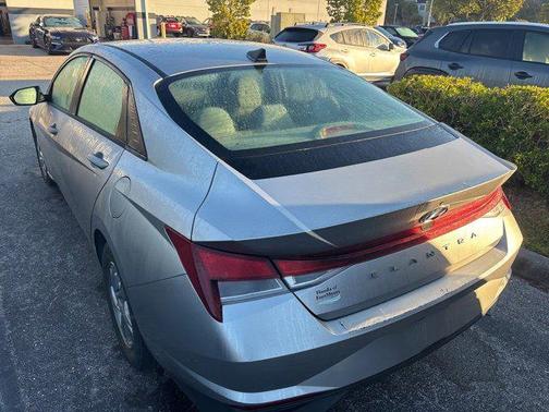 2022 Hyundai ELANTRA SE