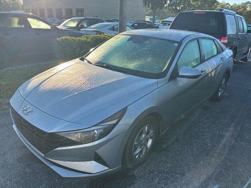 2022 Hyundai ELANTRA SE