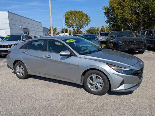 2022 Hyundai ELANTRA SE