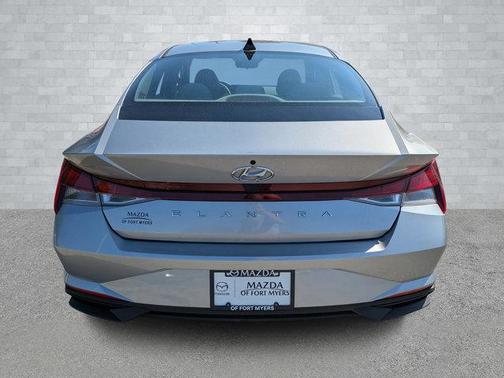 2022 Hyundai ELANTRA SE