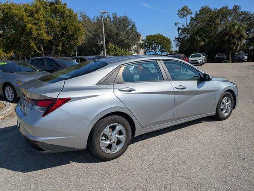 2022 Hyundai ELANTRA SE