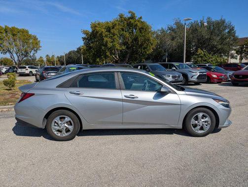 2022 Hyundai ELANTRA SE