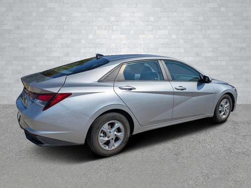 2022 Hyundai ELANTRA SE