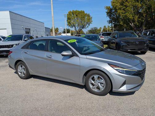 2022 Hyundai ELANTRA SE