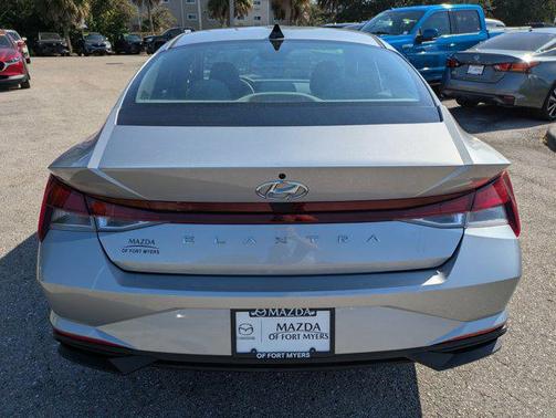 2022 Hyundai ELANTRA SE