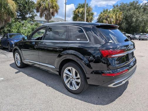 Mythos Black Metallic 2024 Audi Q7 55 Premium Plus