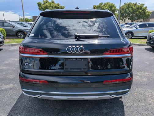 Mythos Black Metallic 2024 Audi Q7 55 Premium Plus