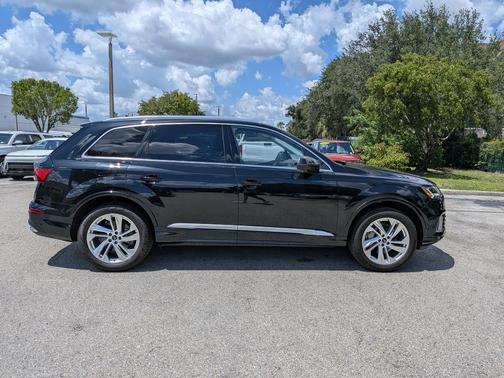 Mythos Black Metallic 2024 Audi Q7 55 Premium Plus