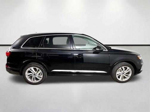 Mythos Black Metallic 2024 Audi Q7 55 Premium Plus