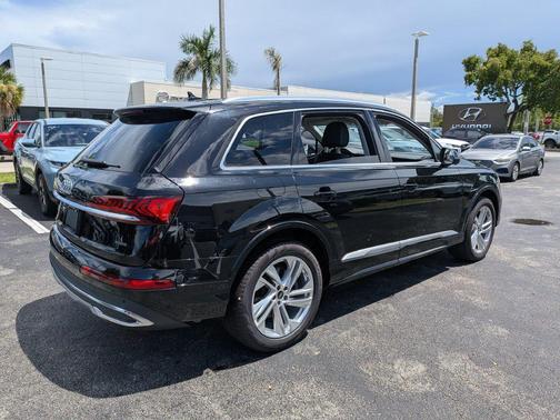 Mythos Black Metallic 2024 Audi Q7 55 Premium Plus