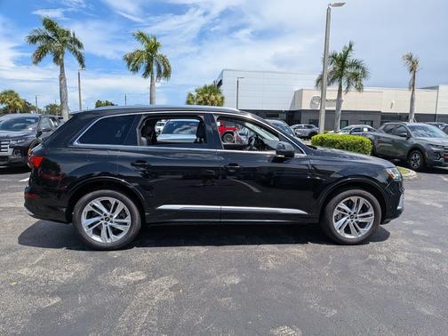 Mythos Black Metallic 2024 Audi Q7 55 Premium Plus