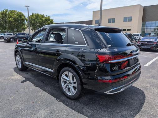 Mythos Black Metallic 2024 Audi Q7 55 Premium Plus