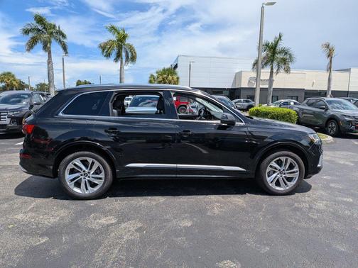 Mythos Black Metallic 2024 Audi Q7 55 Premium Plus
