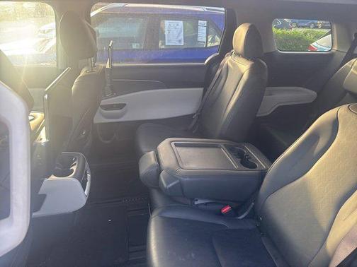 2023 Kia Carnival LX
