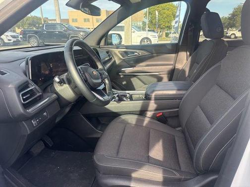 Summit White 2024 Chevrolet Traverse LT