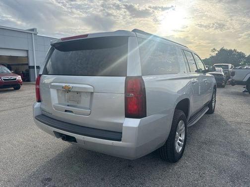 Silver Ice Metallic 2019 Chevrolet Suburban LT
