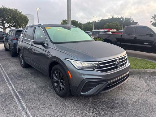 Platinum Gray Metallic 2023 Volkswagen Tiguan 2.0T SE