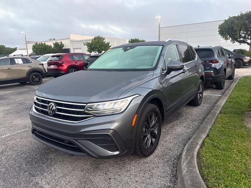 Platinum Gray Metallic 2023 Volkswagen Tiguan 2.0T SE
