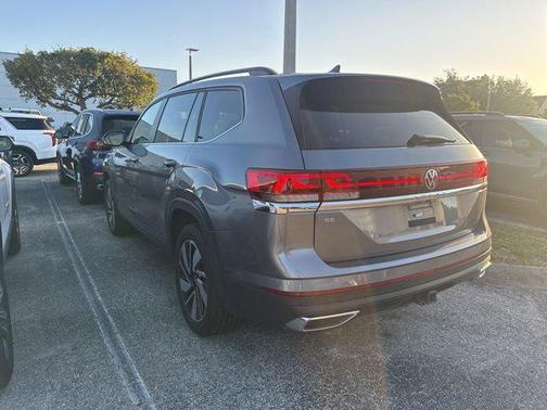 Platinum Gray Metallic 2024 Volkswagen Atlas 2.0T SE w/Technology