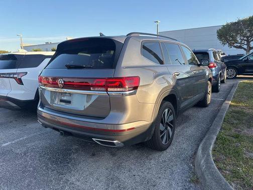 Platinum Gray Metallic 2024 Volkswagen Atlas 2.0T SE w/Technology