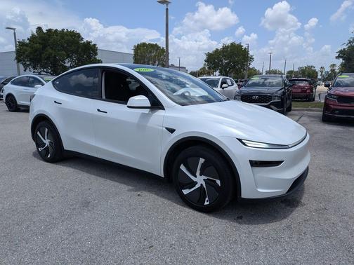 Pearl White Multi-Coat 2026 Tesla Model Y Premium All-Wheel Drive