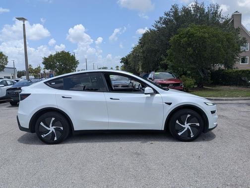 Pearl White Multi-Coat 2026 Tesla Model Y Premium All-Wheel Drive