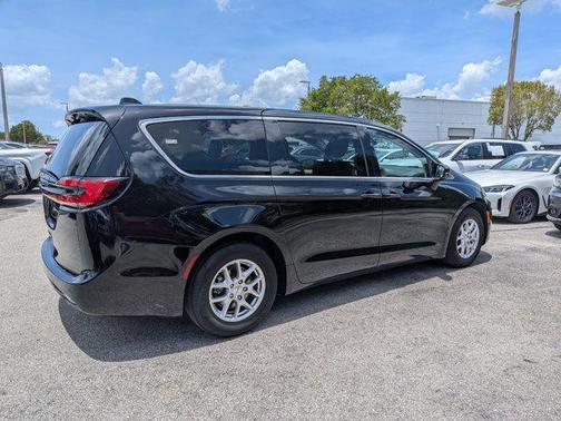Diamond Black Crystal Pearlcoat 2024 Chrysler Pacifica Touring L