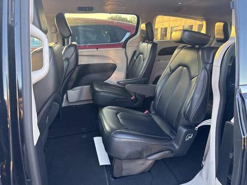 Diamond Black Crystal Pearlcoat 2024 Chrysler Pacifica Touring L