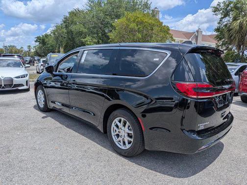 Diamond Black Crystal Pearlcoat 2024 Chrysler Pacifica Touring L
