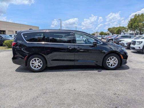 Diamond Black Crystal Pearlcoat 2024 Chrysler Pacifica Touring L