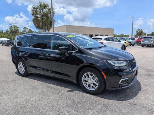 Diamond Black Crystal Pearlcoat 2024 Chrysler Pacifica Touring L